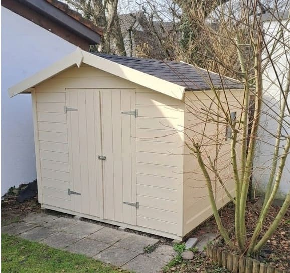 Gartenhaus Deckenpaneele nachher weiß lackiert