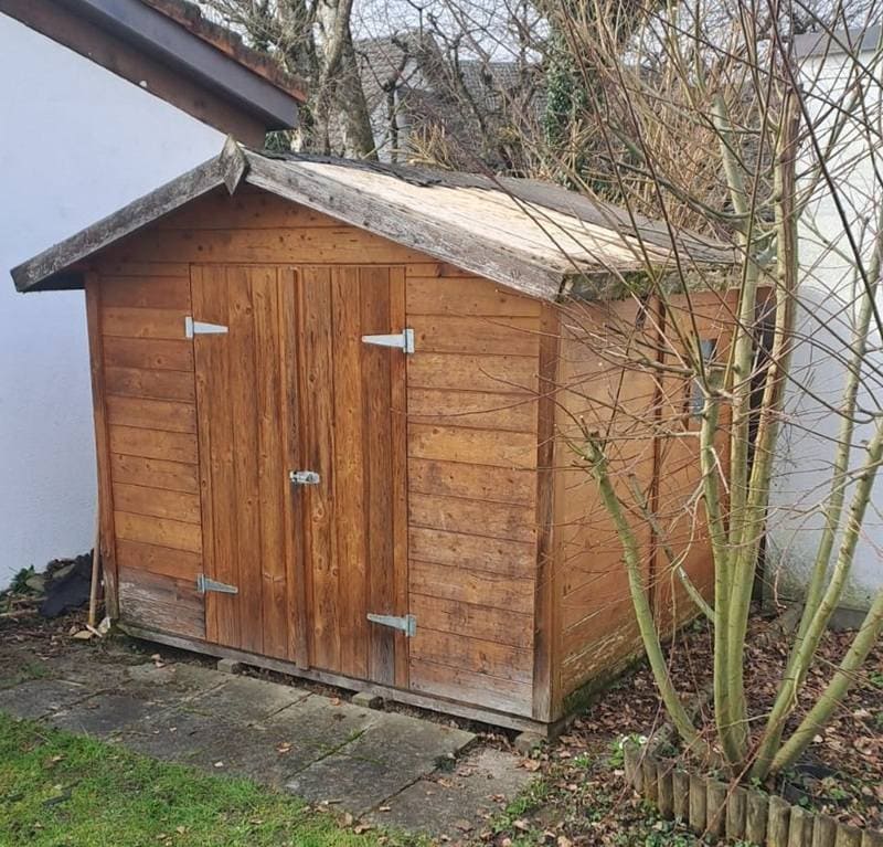 Gartenhaus Deckenpaneele vor der Renovation