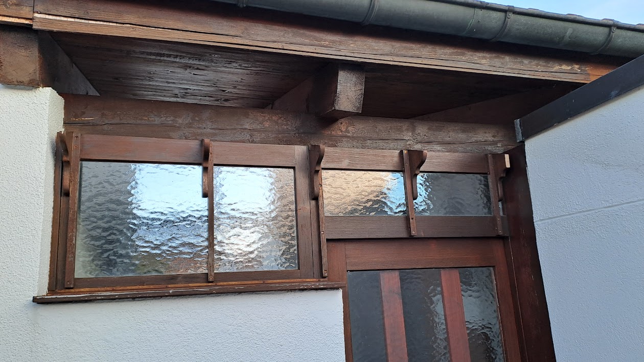Haustür Vordach Holzkonstruktion vor der Renovation in Romanshorn