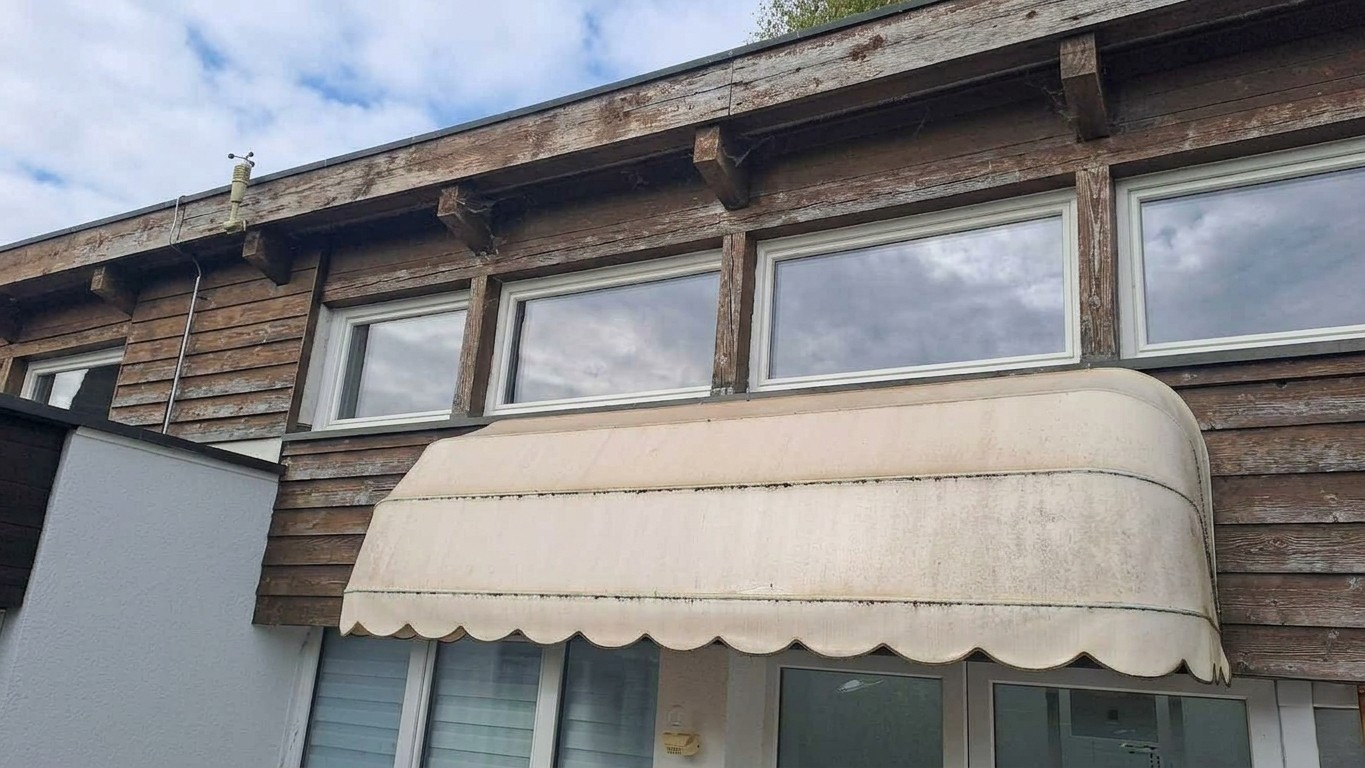 Verwitterte Holzfassade vor dem Neuanstrich im Thurgau