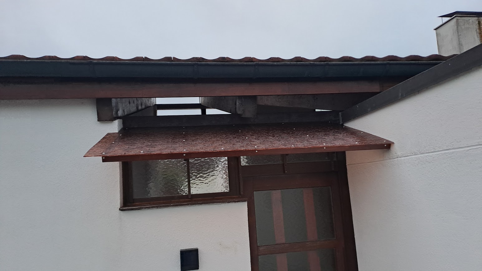 Haustür Vordach nach der Renovation mit Strukturplatten im Thurgau